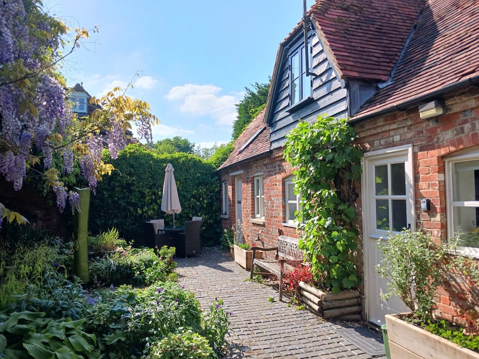 Superbly converted stables in beautiful countryside — photo 1