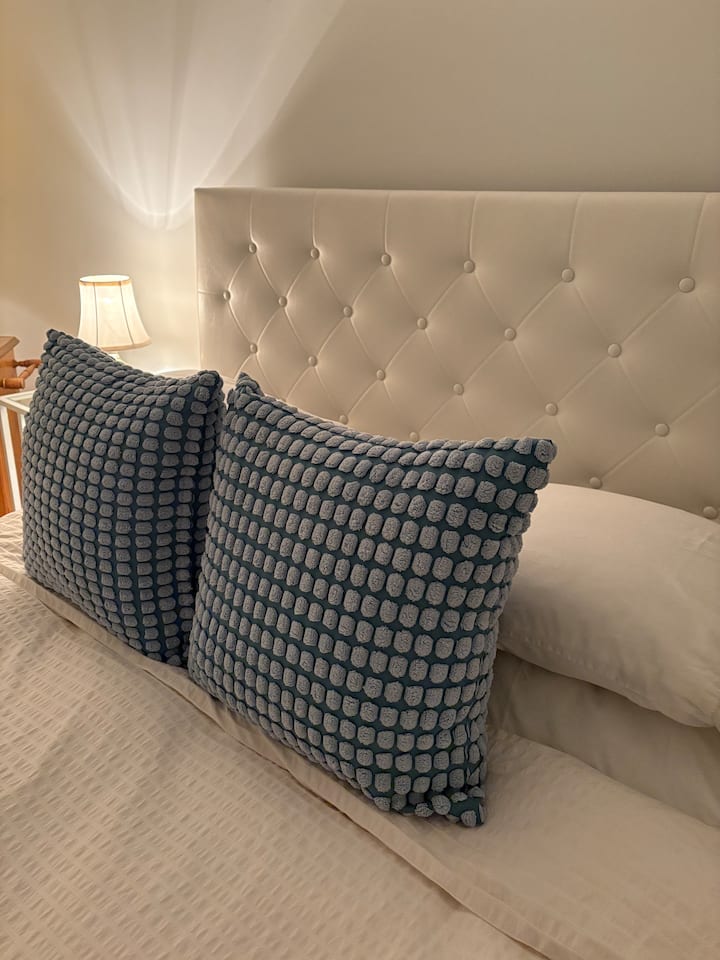 غرفة نوم في الطابق السفلي - سرير بحجم كوينز - حمام كامل مع دش بجوار غرفة النوم في الطابق السفلي - يحتوي الطابق السفلي على أريكة تلفزيون منفصلة مساحة كبيرة - امشِ خارج الأبواب المنزلقة التي تواجه الحفرة السابعة في ملعب الغولف.