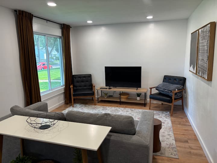 Modern Comfort | Quiet & Friendly Morningside Area - Sioux City, IA