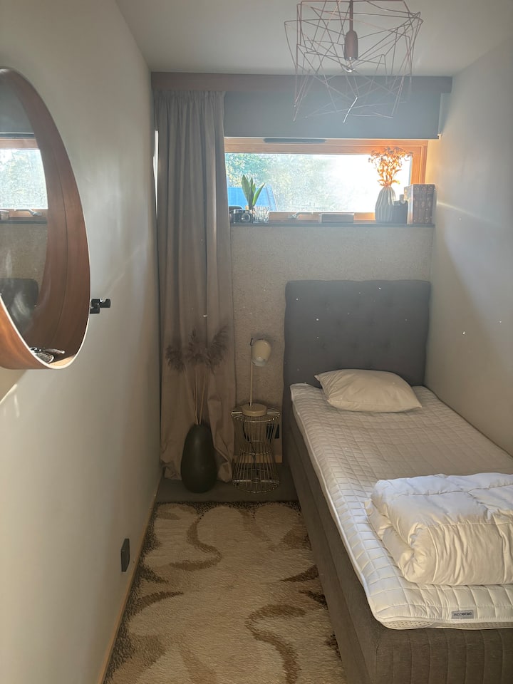 Dhomat teke janë të vogla, por këtu fle mirë dhe në privatësi 