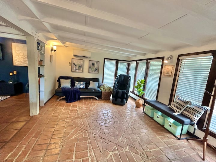 ¡Te damos la bienvenida a Oak Stone Lodge! Nuestra acogedora entrada marca el tono de tu estancia, con un relajante sillón de masaje: el lugar perfecto para relajarte de inmediato y eliminar cualquier tensión del viaje en el momento en que cruces la puerta.