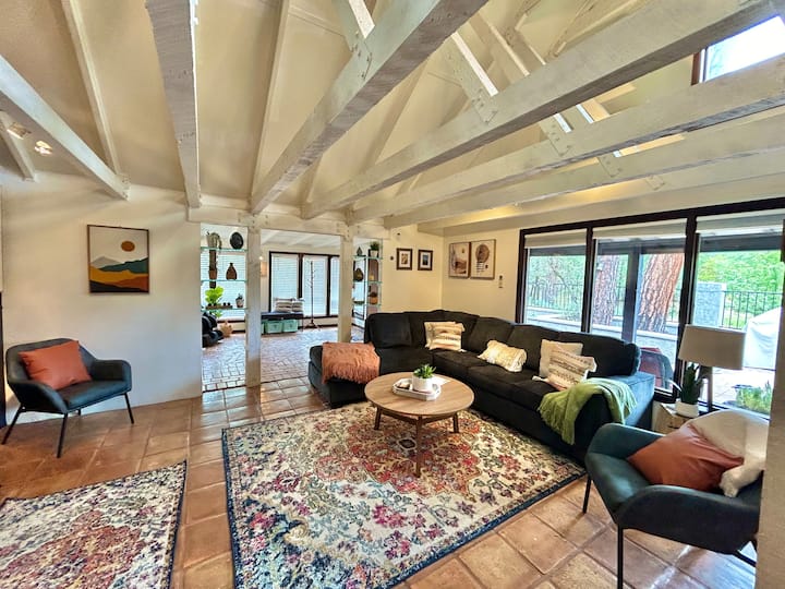Relájate con estilo en la impresionante sala principal de Oak Stone Lodge. Con sus techos altos, su ambiente cálido y acogedor y sus amplios y cómodos asientos, esta espaciosa área es el corazón de la casa, perfecta para reunirse, conectar y crear recuerdos.