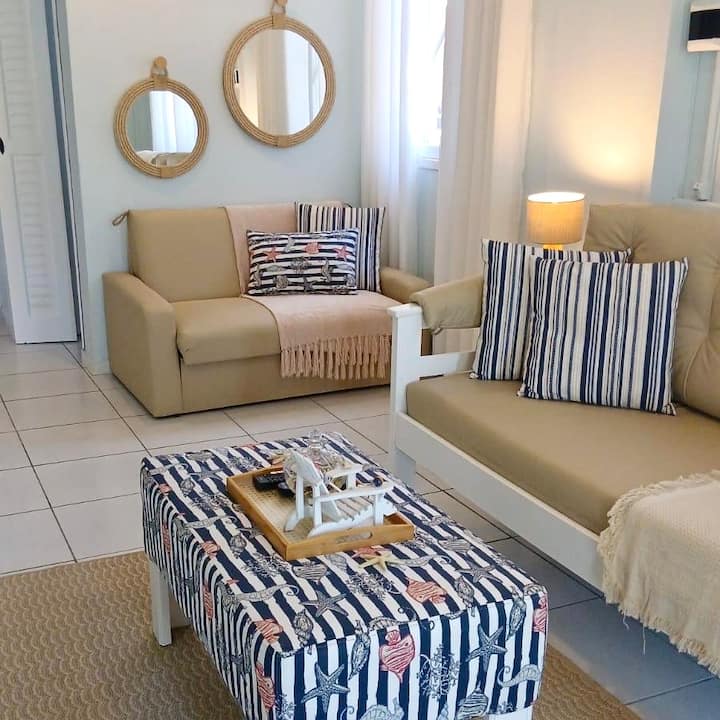 Acogedor espacio con dos sofás, incluido uno que se convierte en bicama, perfecto para relajarse o alojar a más personas con practicidad y comodidad.