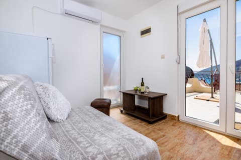 Popular Airbnb listing: Cozy apartment with sea view and balcony In Igalo in Igalo