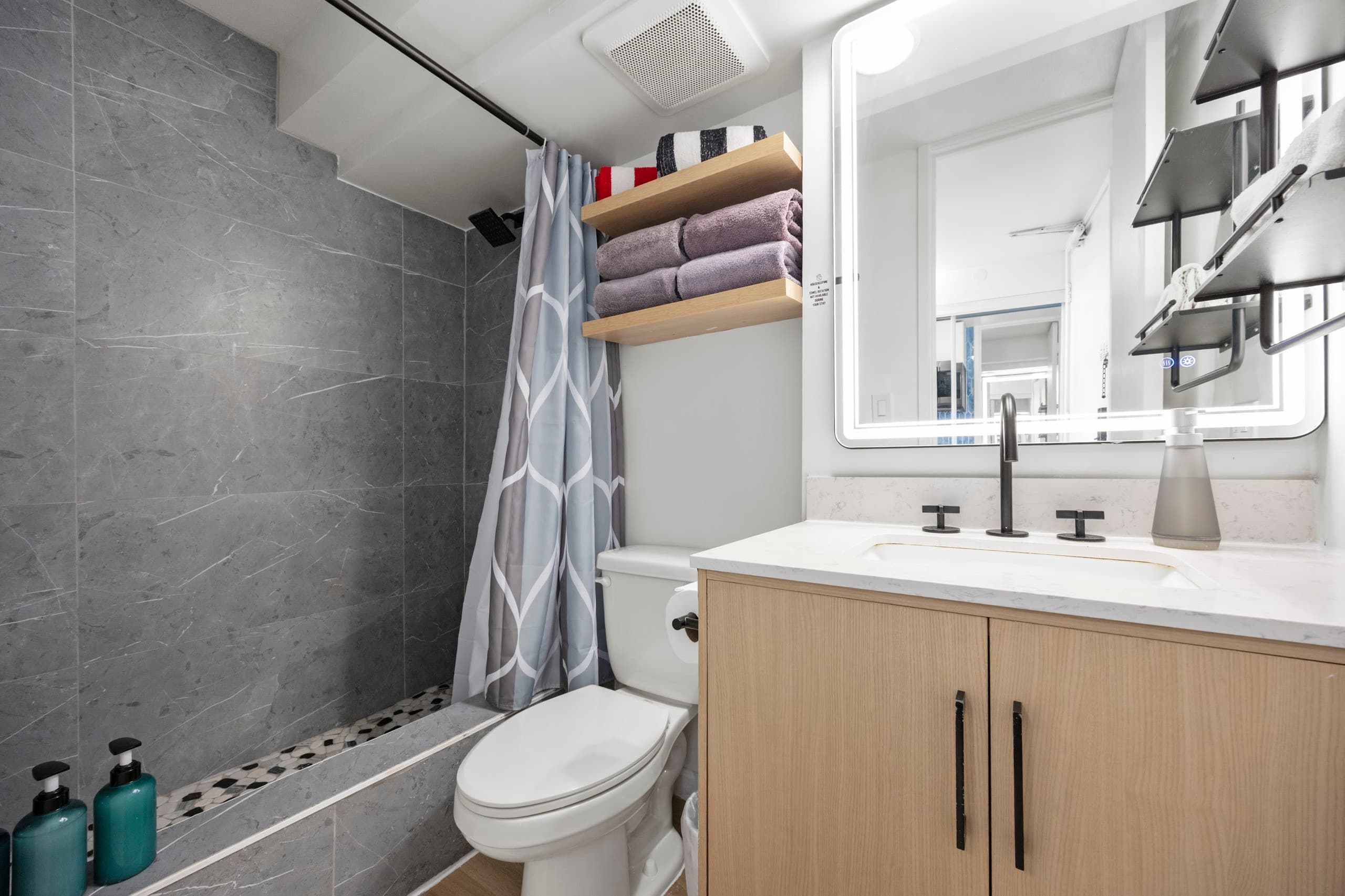 29FL-Gorgeous Renovated Studio in Central Waikiki~ - Image 21