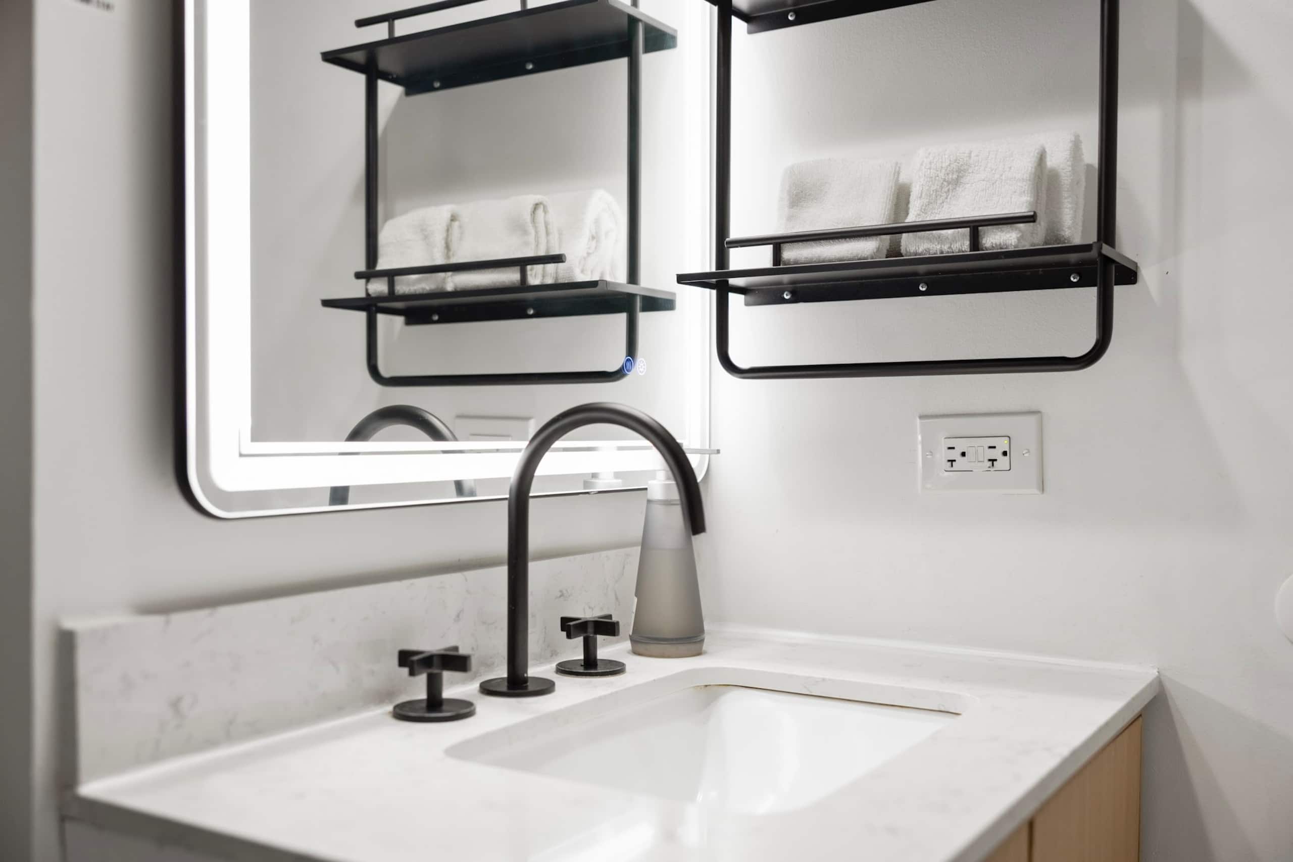 29FL-Gorgeous Renovated Studio in Central Waikiki~ - Image 23