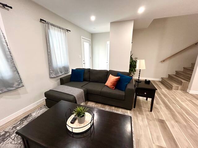 Relaxing Home|Central Area Winnipeg|Free Parking gallery image 5