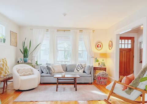Successful Airbnb property: * Comfy, Stylish Apt. Near Uni's, Driveway * in Somerville