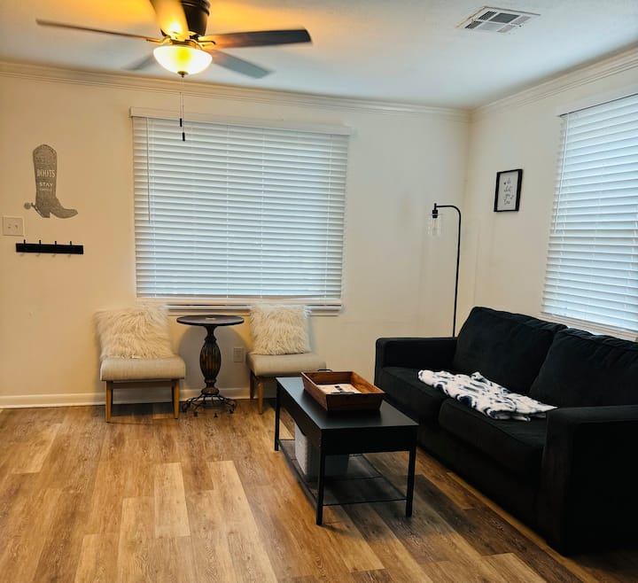 15 Min To French Quarter/safe & Quiet
2 Bed/1bath - Chalmette, LA