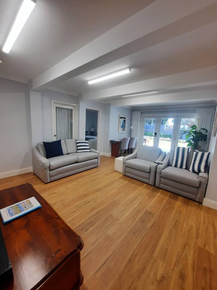 Secluded One Bedroom Apartment - Hillvue Haven - タムワース