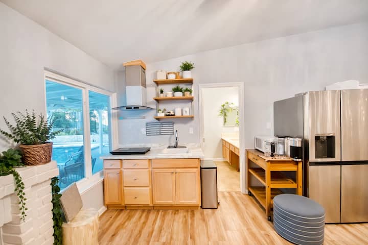 Cozy Poolside Studio With Free Parking & Laundry - Moreno Valley, CA