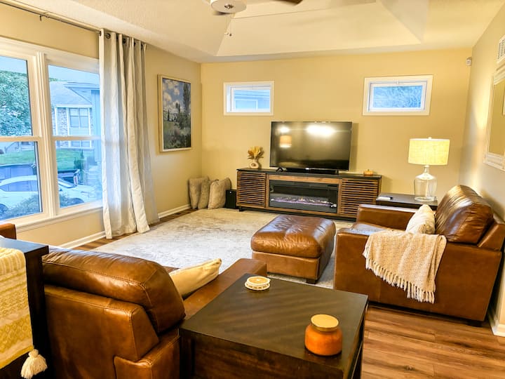 Cozy 3br W/ Pool, Fire Pit, Near Kc Stadiums & Fun - Belton, MO