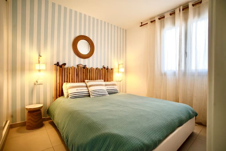 Chambre lit en 160cm avec salle de bain privative.
Bedroom with private bathroom, Air Conditioning