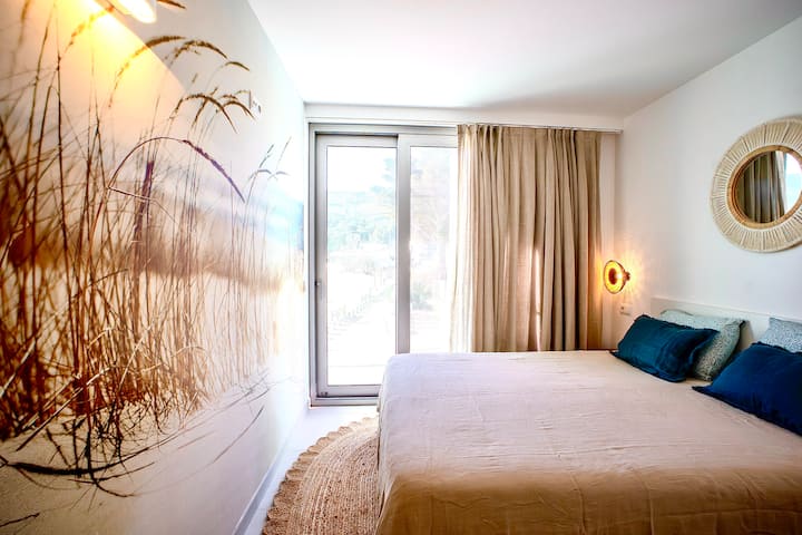 Chambre, lit queen size, climatisation, armoire, vue sur la mer.