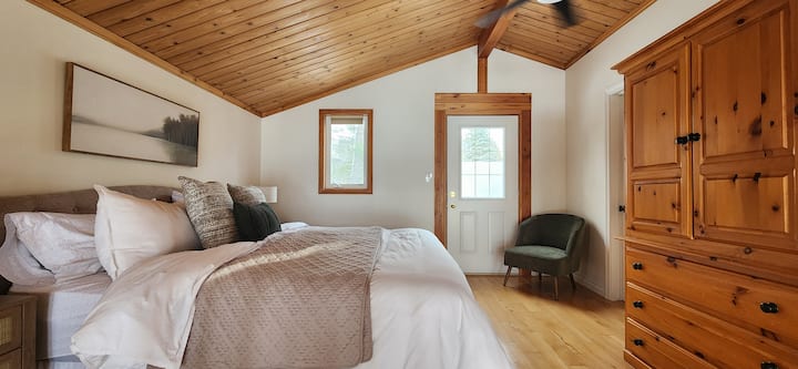 חדר שינה בלופט. מיטת קינג סייז וחדר רחצה פרטי.