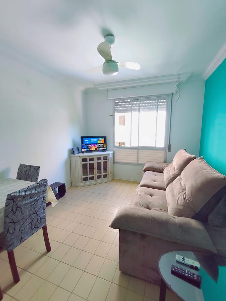 Cómodo salón, con mesa de comedor de 4 plazas, Smart TV Full HD y sofá reclinable con hasta cuatro plazas, también utilizado como sofá cama doble.