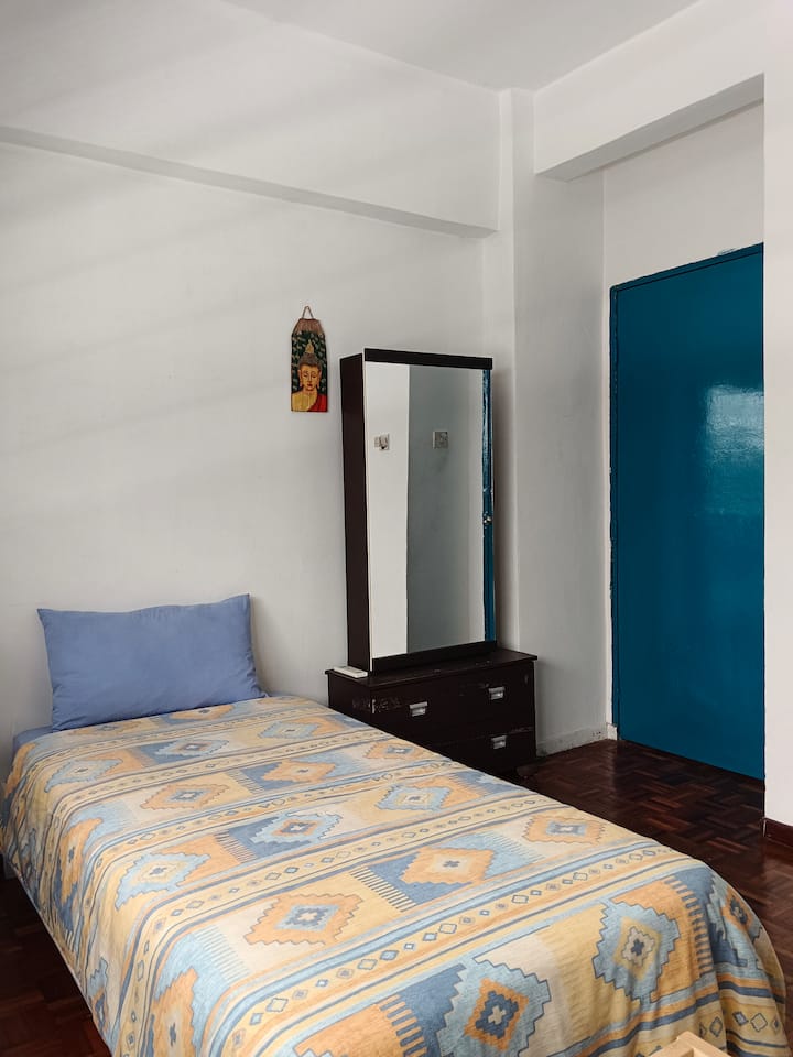 אתם תישנו על מזרן קפיצי; יש כרבולית/כיסוי קל לשינה ערבה.