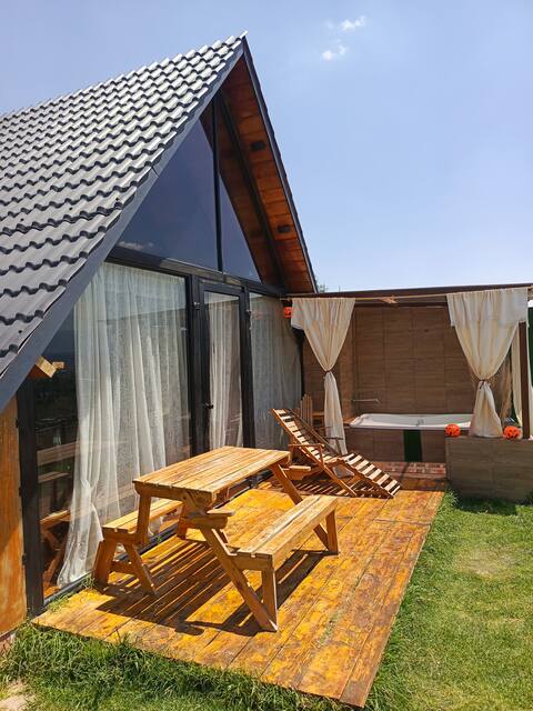 AlpinaGlamping -jacuzzi overlooks the mountains