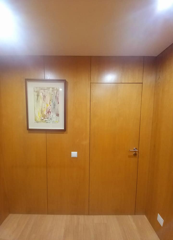 Para la estadía.  Es para uso exclusivo de los huéspedes y tiene un espacio agradable con dormitorio, aseo privado y sala de estar.