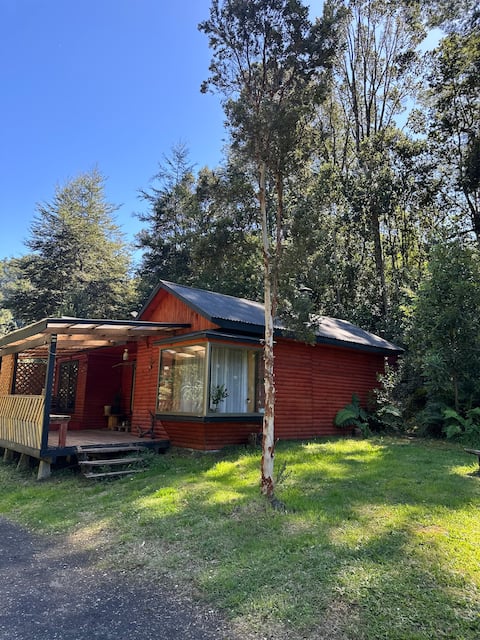 Popular Airbnb listing: Riverside cabin + hot tub | Waterfall 200 m away, Lake Ranco. in Lago Ranco
