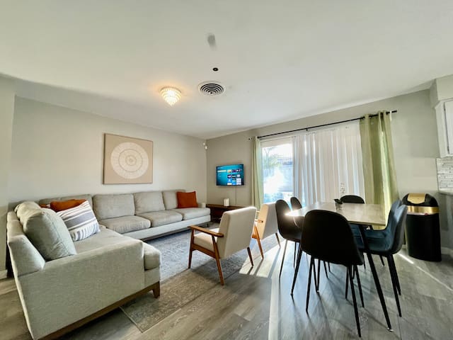 TheDeco-Chic 4BR/2BA&Pool-NearStrip,LVCC&DTLV!