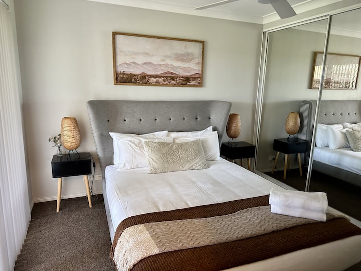Fritidshus: Sovrum 1 med queen bed, takfläkt, nyligen tvättade sängkläder och stor garderob