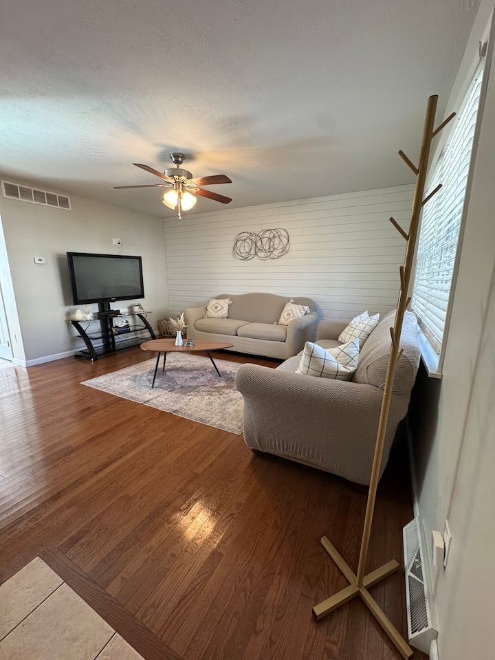 Modern Spacious Home- 4 Br, Quiet, Center Of Erie! - Erie, PA