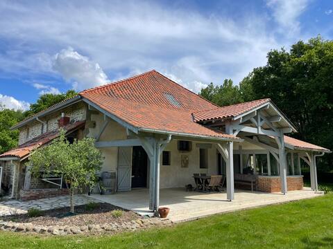 Quiet house with pool.