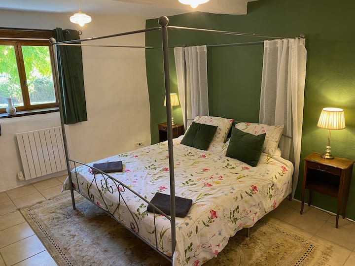 Dhoma e gjumit me madhësi Super King është në katin përdhes, një dhomë e madhe dhe e ajrosur me një pamje të bukur të kopshtit. Ka një gardërobë me madhësi të plotë dhe një tavolinë zhveshjeje. 