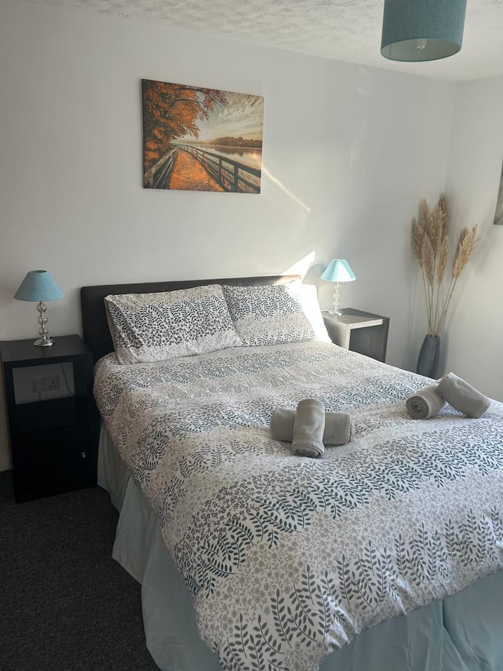 Голямо двойно легло, тоалетна масичка, огледало, голям гардероб.