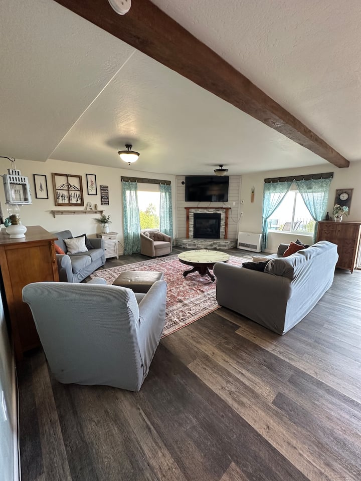 Hillside Chalet, Million $ View - Homer, AK