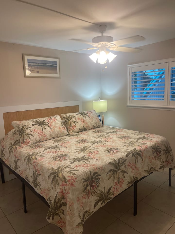 Beachside Pool View Spacious 1 Bedroom King Bed! - Lower Grand Lagoon, FL
