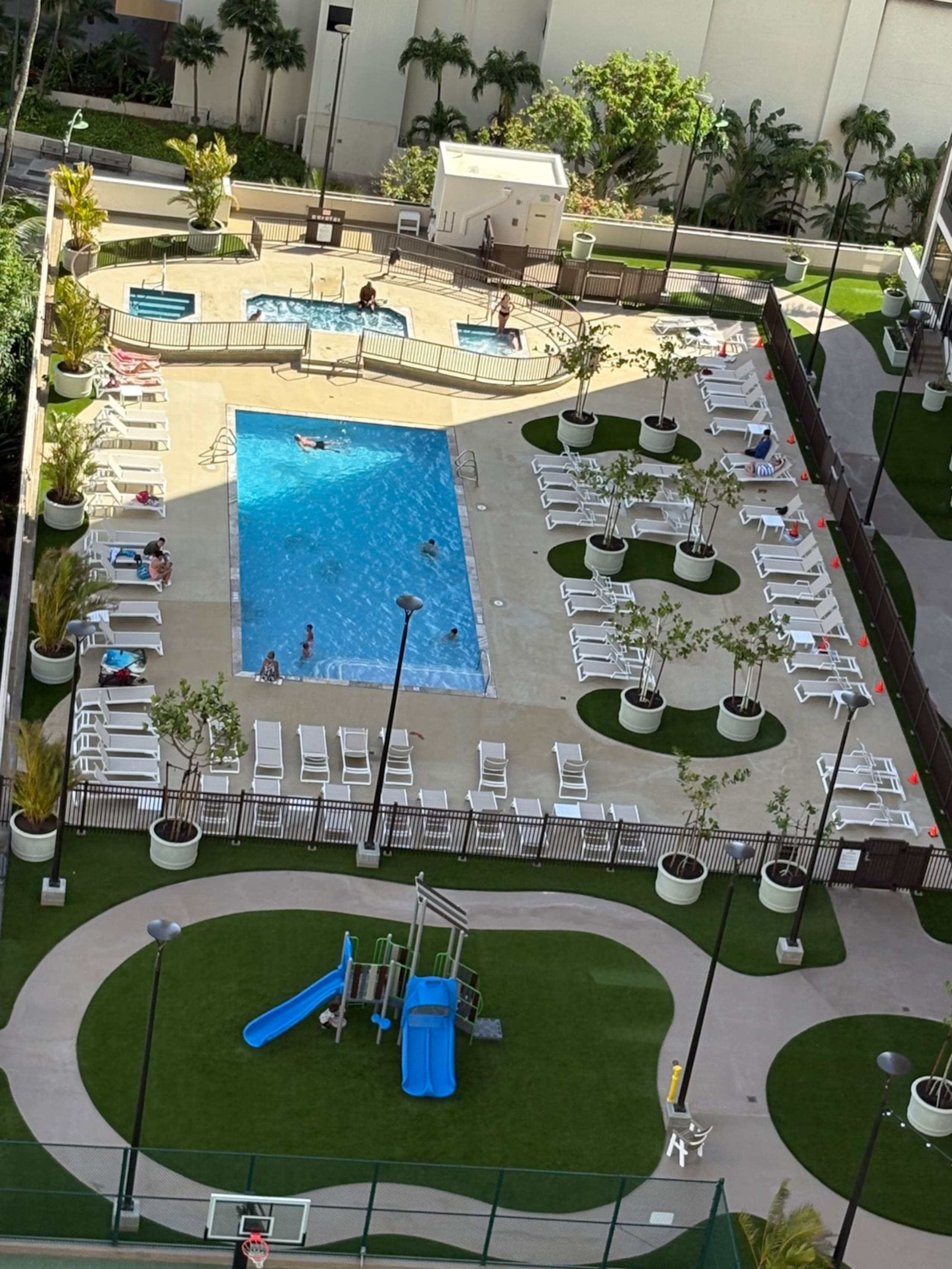 Kingsize bed | near Waikiki beach | Free Parking! - Image 34