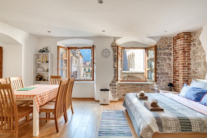 Bright & Stylish Antique Home With Cathedral Views - Kotor