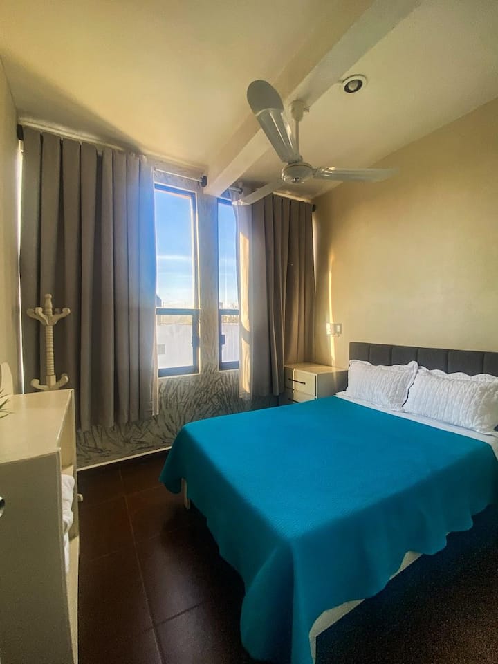 ダブルベッド3台、天井ファン付きの部屋 
