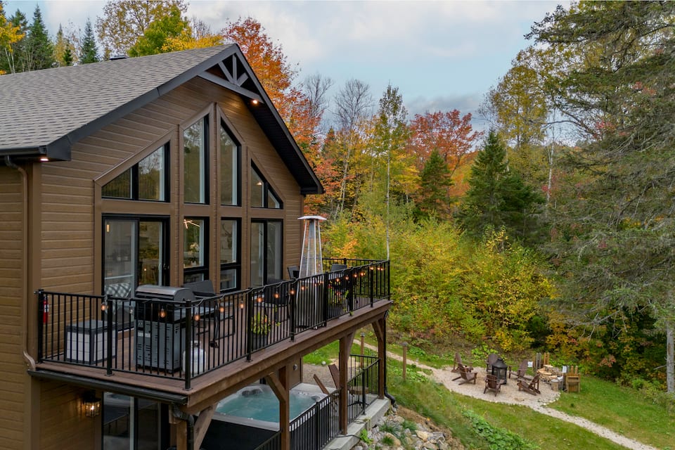 A riverside chalet in the Lanaudière hills, Saint-Alphonse-Rodriguez, Quebec, Canada, photo 10 of 10