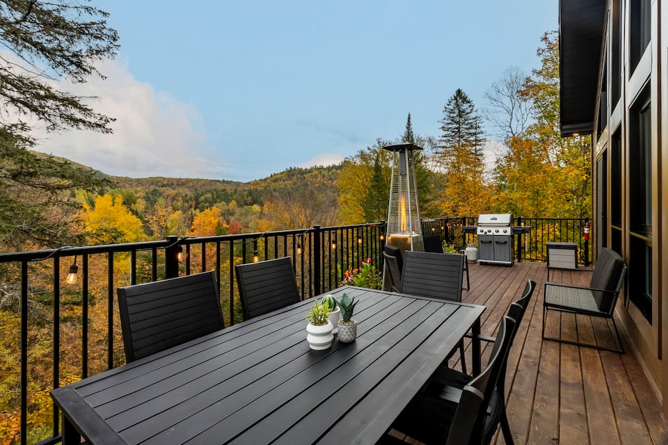 A riverside chalet in the Lanaudière hills, Saint-Alphonse-Rodriguez, Quebec, Canada, photo 6 of 10