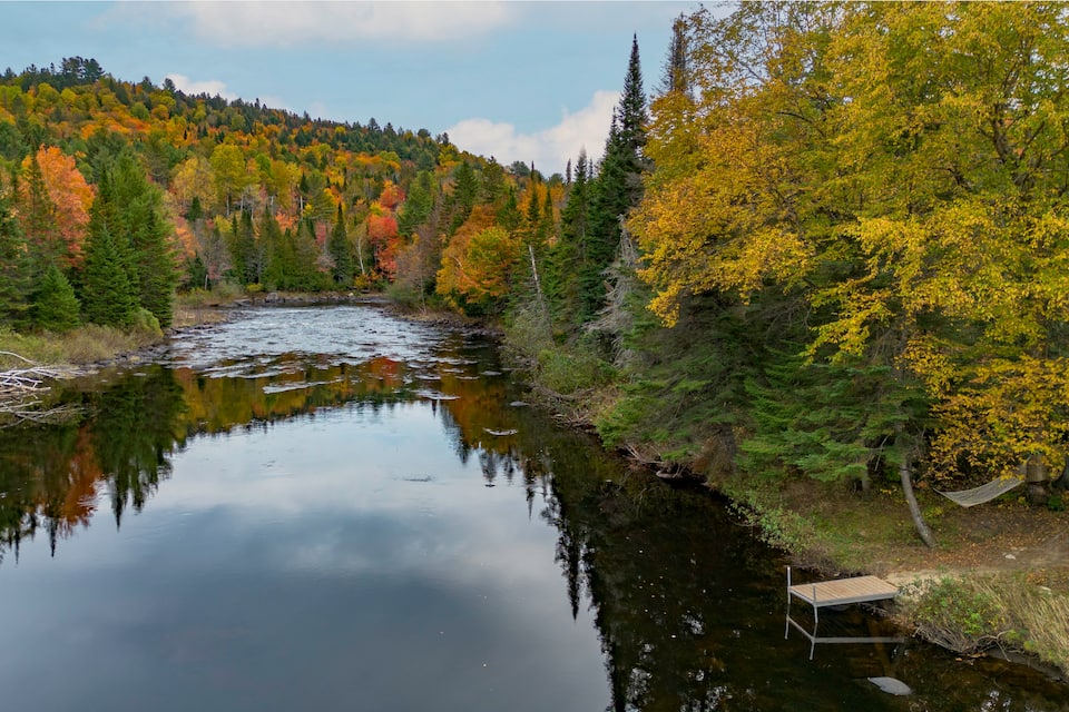 A riverside chalet in the Lanaudière hills, Saint-Alphonse-Rodriguez, Quebec, Canada, photo 4 of 10