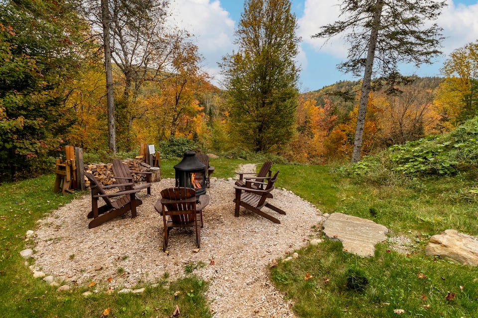 A riverside chalet in the Lanaudière hills, Saint-Alphonse-Rodriguez, Quebec, Canada, photo 9 of 10