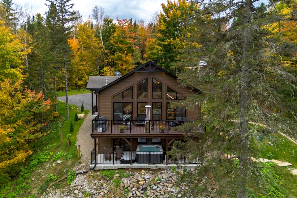 A riverside chalet in the Lanaudière hills, Saint-Alphonse-Rodriguez, Quebec, Canada, photo 1 of 10
