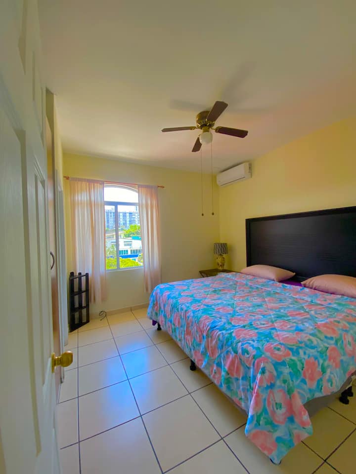 Chumba kikuu cha kulala chenye chumba cha kulala chenye starehe na kiyoyozi