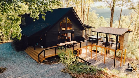 Stunning Blue Ridge Mountain View Cabin! Hot Tub
