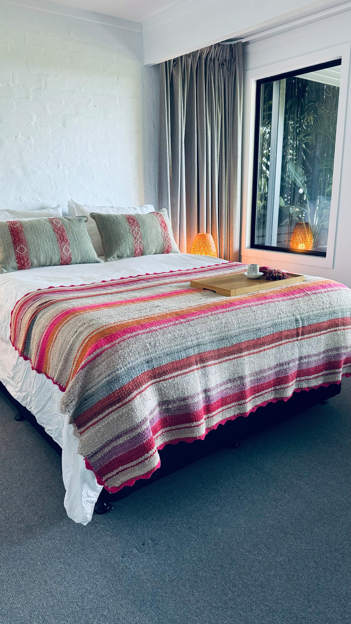 Glavna spavaća soba, 4,1 x 3,9 m.
Bračni krevet (160x200) s iznimno debelim i udobnim novim madracem.
Udobni ogrtači za vašu udobnost.
Mali ormar.
Udoban kutak za čitanje.
Pogled na tropski vrt.