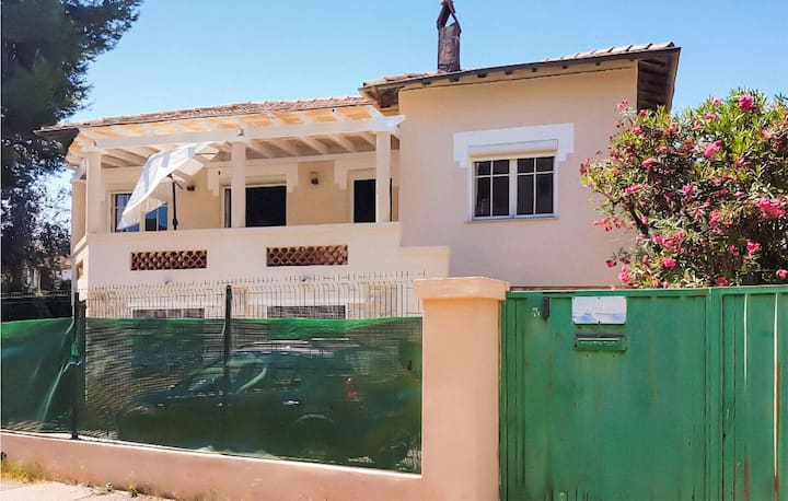 2 Bedroom Beach Front Home In Cagnes-sur-mer - Saint-Laurent-du-Var