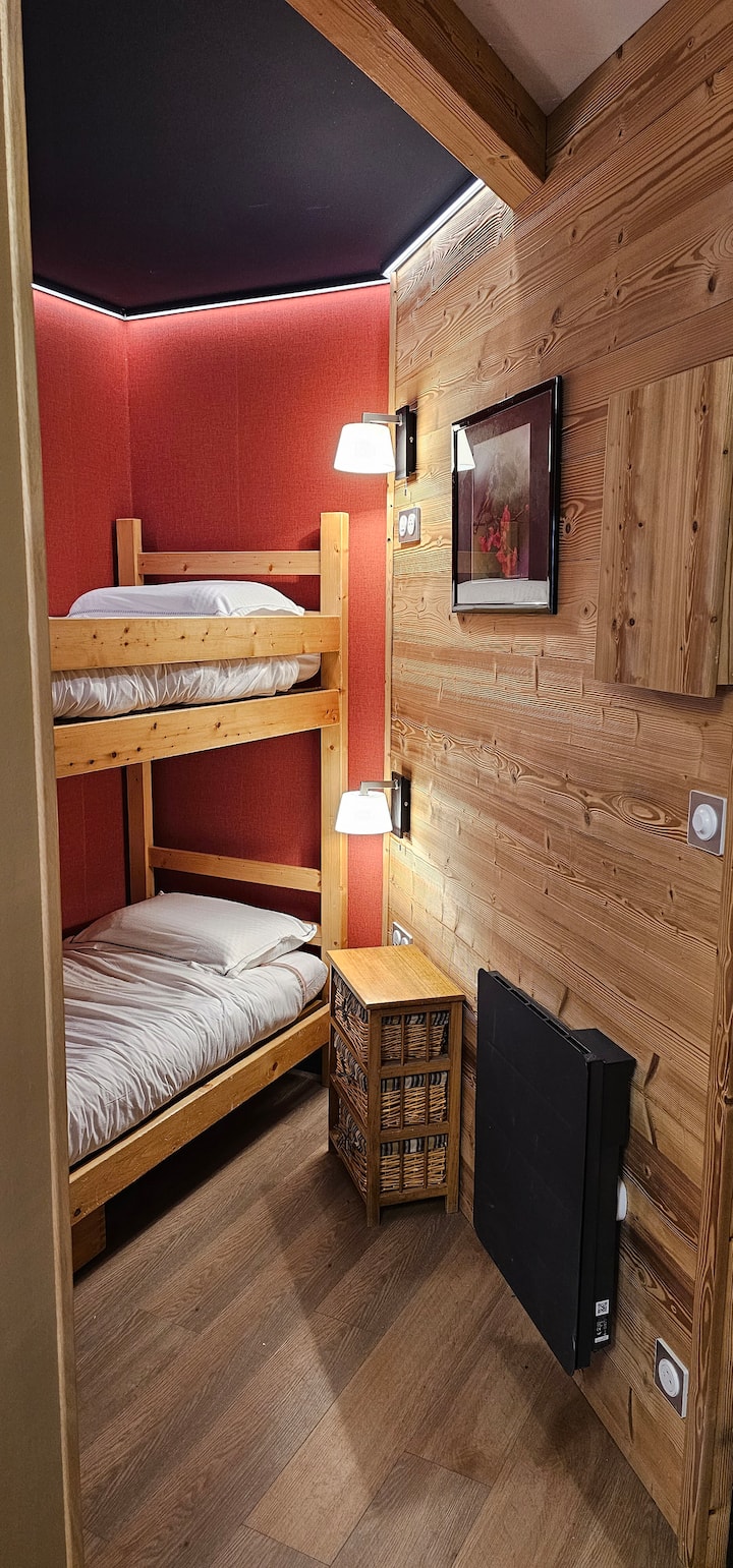 Целосно реновиран во ноември 2025 година, овој пријатен и топол простор има кревет на спрат (2 единечни кревета). Сместен далеку од дневната соба, планинскиот агол нуди приватност на затворена спална соба без да биде толку