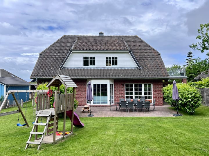 15 min walk to the Beach! Big house for 12 people