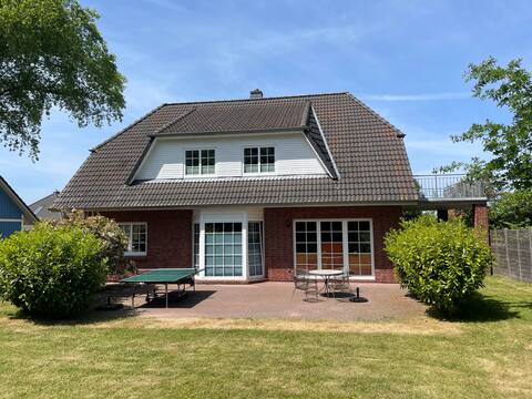 15 min walk to the Beach! Big house for 14 people
