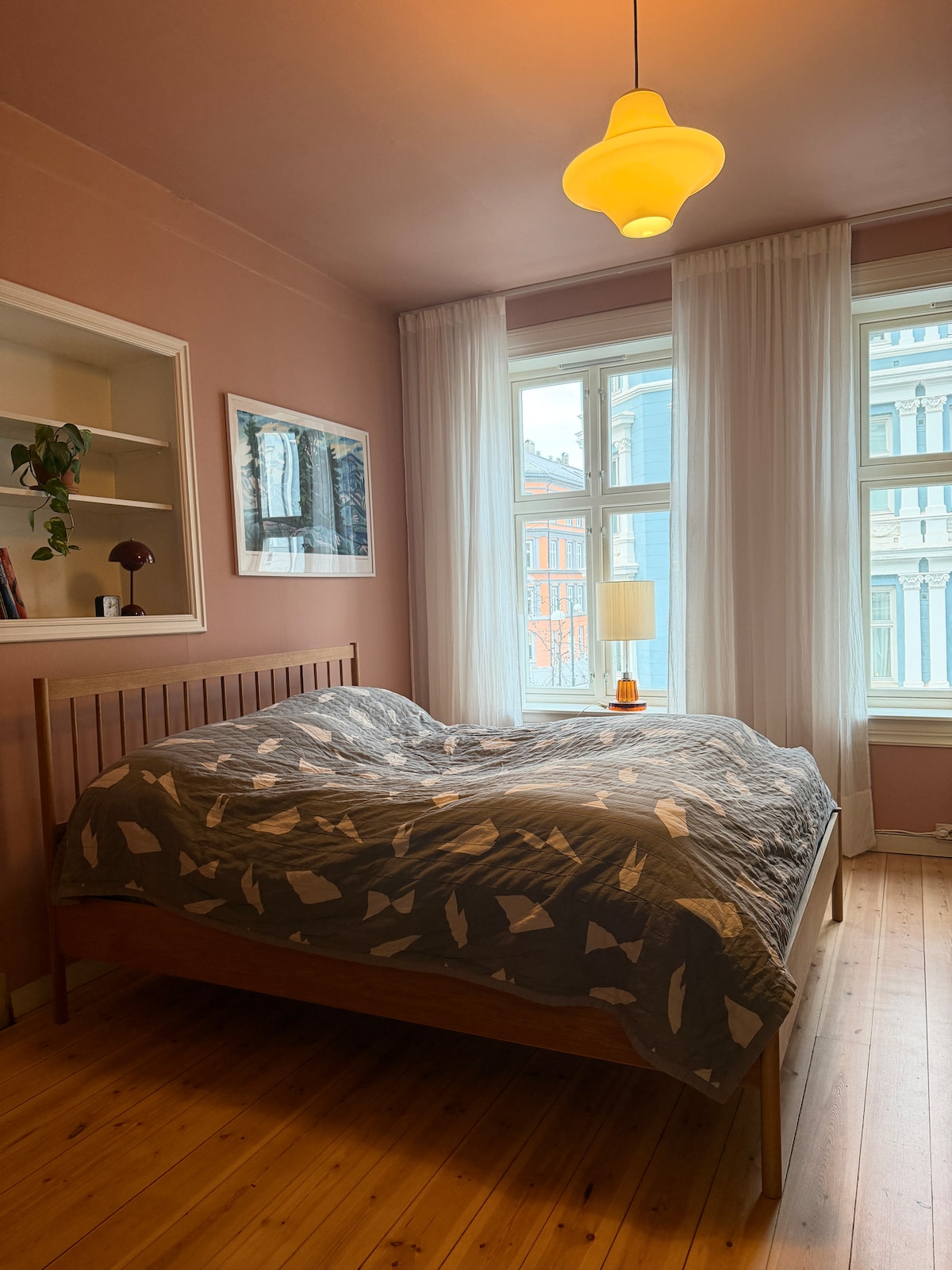 Bračni krevet širine 160 cm s dva udobna madraca – jednim mekanim i jednim srednje mekanim, tako da možete odabrati ono što vam najviše odgovara.