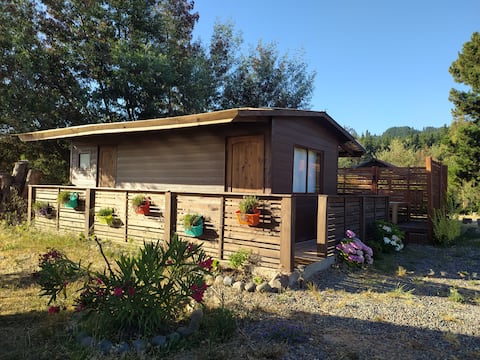 Cabin with a tub and quartz beds in Licantén