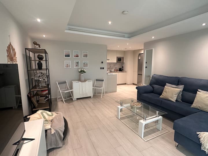 Marina Club - Spacious Airbnb By Ocean Village - Gibraltar
